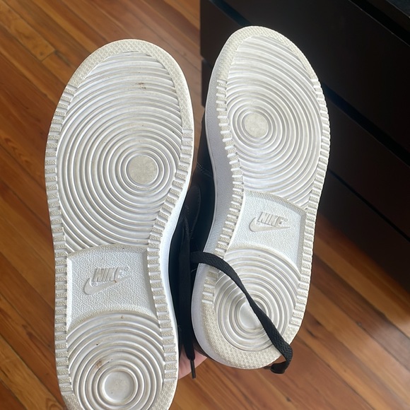 All black Nike low tops. Size 9 - Picture 4 of 4